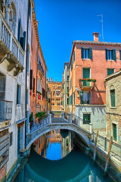 Kanaal met brug in Venetië Italië HDR