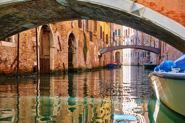 Kanaal met bruggen in Venetië, Italië. Venetiaans uitzicht