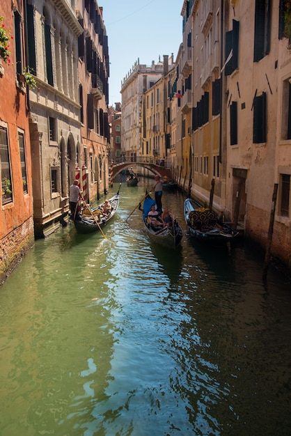 Kanaal met gondels in Venetië, Italië