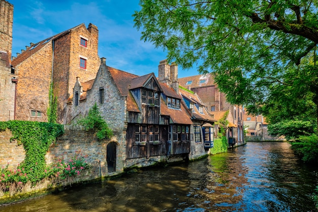 Kanaal met oude huizen in beligum Brugge