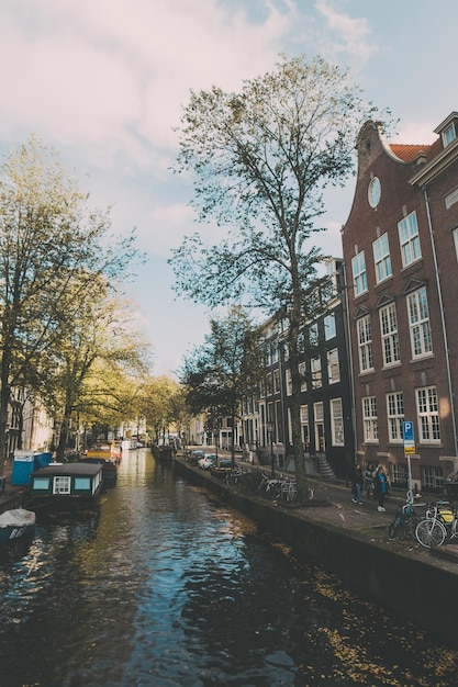 Kanaal te midden van gebouwen in de stad tegen de lucht