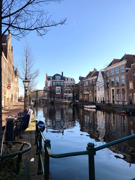 Foto kanaal te midden van gebouwen tegen de lucht in de stad