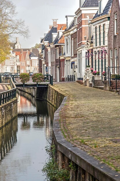 Foto kanaal te midden van gebouwen tegen de lucht