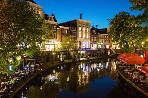 Foto kanaal te midden van verlichte gebouwen in de stad's nachts