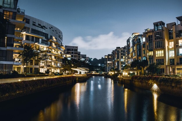 Kanaal te midden van verlichte gebouwen in de stad's nachts