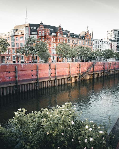 Foto kanaal tegen bouw in de stad