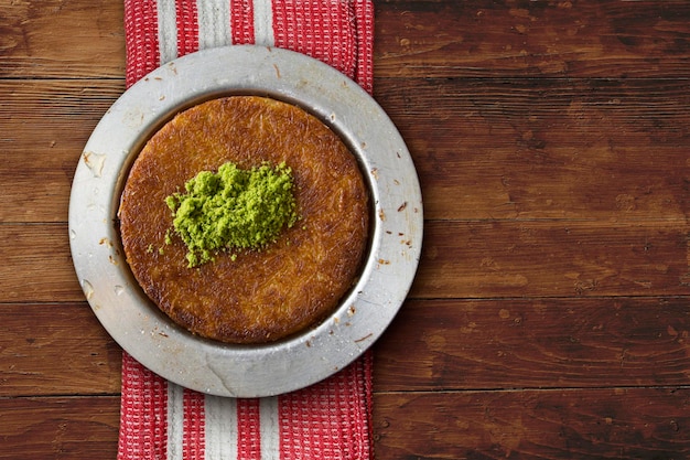 Kanafeh kaasgebak uit het Midden-Oosten boven tafelblad?