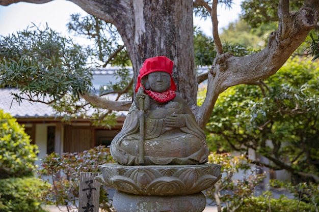 Photo kanagawa, japan may - 16, 2019: goryo-jinja shrine is one of kamakura’s most noted places