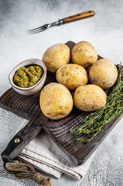 Kanarische eilanden gerecht Papas Arrugadas gerimpelde aardappelen met Mojo verde groene saus Witte achtergrond Bovenbeeld