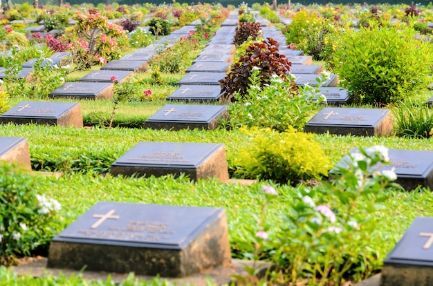 Il cimitero di guerra di kanchanaburi (don rak) è il monumento storico dei prigionieri alleati della seconda guerra mondiale morti durante la costruzione della ferrovia della morte nella provincia di kanchanaburi, in thailandia