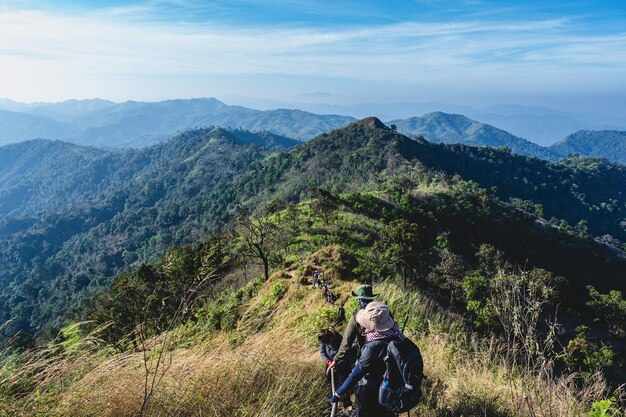 Фото kanchanaburithailand 19122022 незнакомые люди с красивым пейзажем и слоями гор на khao khao chang phueak mountian