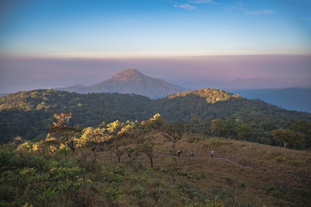 Kanchanaburithailand15012022bella alba su khao san nok wua kanchanaburikhao san nok wua è la montagna più alta del parco nazionale di khao laem si trova a 1767 metri sul livello del mare