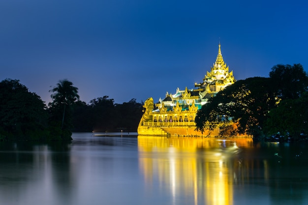 Kandawgyi-park in Yangon, Myanmar