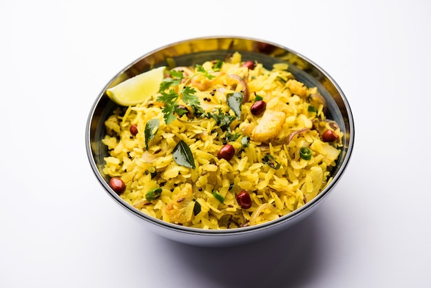 Kande Pohe OF Aloo Poha is een populair Indiaas ontbijtrecept gemaakt met platte rijst, meestal geserveerd met hete thee