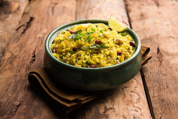 사진 칸데 포헤 또는 알루 포하 (kande pohe 또는 aloo poha) 는 평평한  ⁇ 을 사용하여 만든 인기있는 인도 아침 식사 레시피입니다. 보통 뜨거운 차와 함께 제공됩니다. 기분이 좋지 않은 배경에서 그 ⁇ 에 제공됩니다. 선택적인 초점