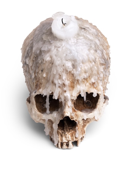 Kandelaar van menselijke schedel geïsoleerd op wit