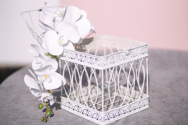 Kandelaars in de vorm van cellen woondecoratie gemaakt van witte orchideebloemen op tafel