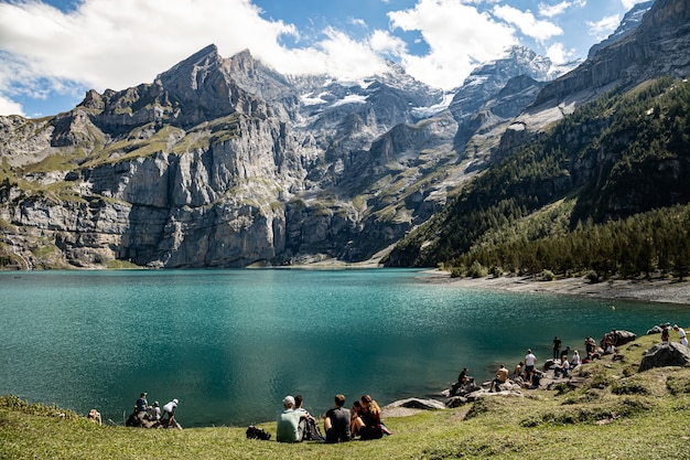 Kandersteg Zwitserland - Mensen die van de zon genieten bij Oeschinesnsee met uitzicht op Rothorn, Bluemlisalphorn, Oechinenhorn, Fruendenhorn