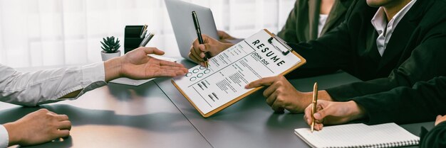 Foto kandidaat en interviewers bespreken werkervaring en kwalificaties in vriendelijk sollicitatiegesprek op hoofdkantoor hr-team evalueert sollicitatie terwijl geïnterviewde profiel prodigy uitlegt