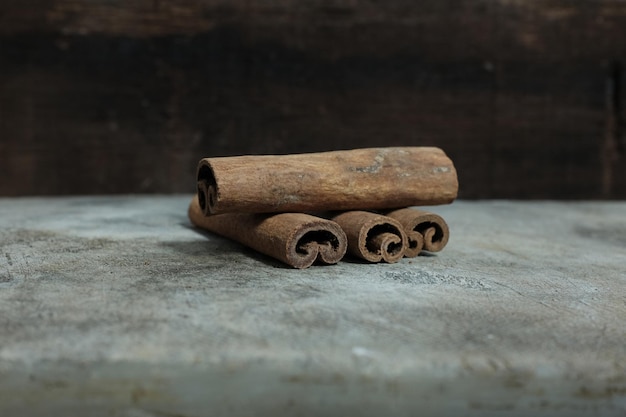 Foto kaneel op een houten achtergrond