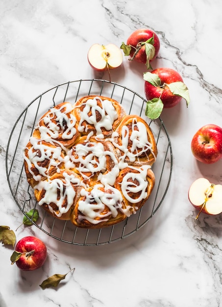 Kaneelappels rollen heerlijk herfstdessert op een licht bovenaanzicht als achtergrond