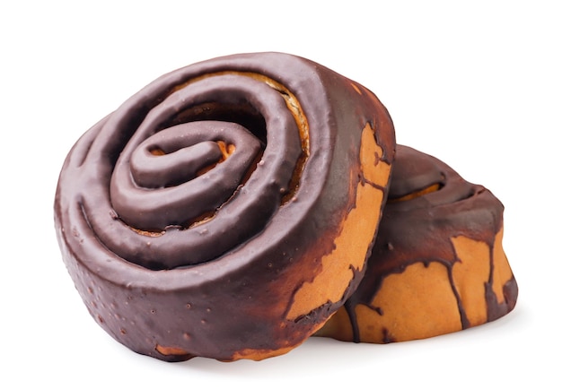 Foto kaneelbroodjes bedekt met chocolade close-up op een witte achtergrond geïsoleerd