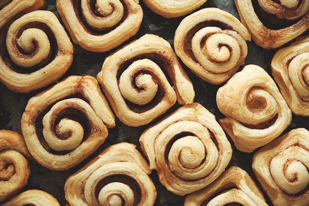 Kaneelbroodjes, huisgemaakt gebak rechtstreeks uit de oven.