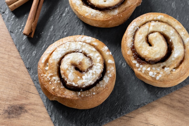 Kaneelbroodjes op houten tafel Kanelbulle Zweeds dessert