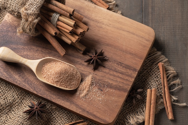 Kaneelpoeder mengsuiker op een houten lepel