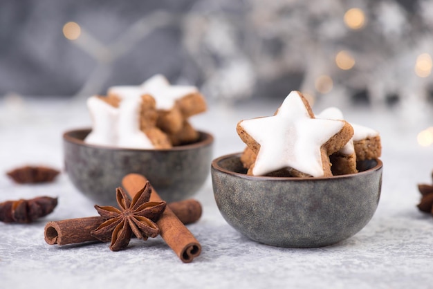 Kaneelsterren, traditionele Duitse kerstkoekjes, peperkoek, lege kopieerruimte