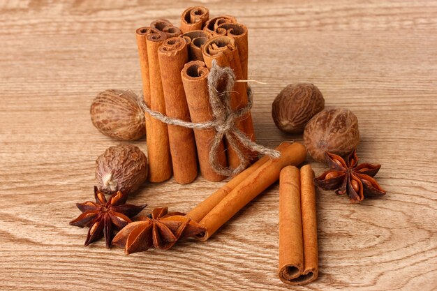 Kaneelstokjes, nootmuskaat en anijs op houten tafel
