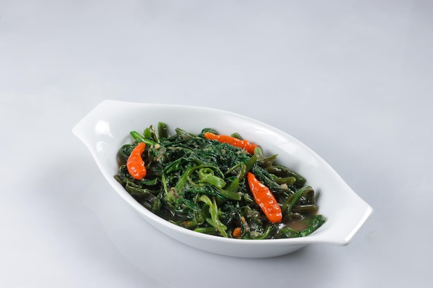 Kangkung Goreng Belacan은 새우 페이스트를 곁들인 튀긴 물 시금치 말레이시아 가정 요리입니다.