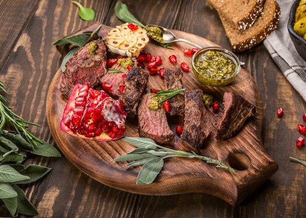 Kangoeroevlees steak met groene pesto en granaatappel