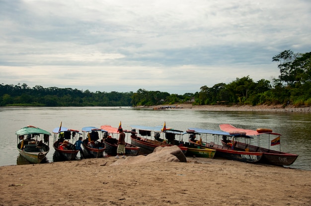 Kano's op een strand in de Ecuadoriaanse Amazone