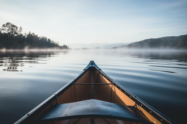 Kanoe op een meer houten boot kajak in het water zomer kanoën kajaken herfst reizen frisse kalmte