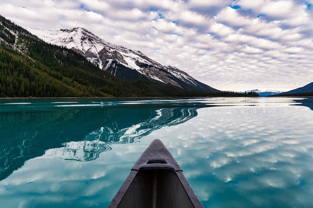 Kanoën op maligne-meer met canadese rockies-reflectie in spirit island in jasper national park, canada