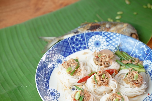 Лапша Kanom Jeen Nam Ya с рыбным соусом карри
