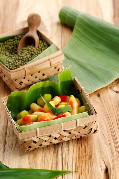 Kanom Look Choup (Thais) of Kue Ku Buah (Indonesië), fruitvormige mungbonen gemaakt van mungbonen en suiker, handmatig in de vorm van een minifruit of groente.