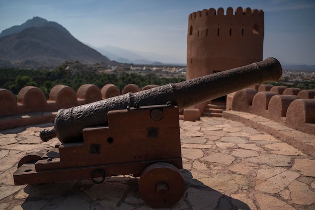 Foto kanon in nakhal fort in oman