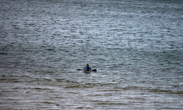 Kanovaarder sporten op het strand