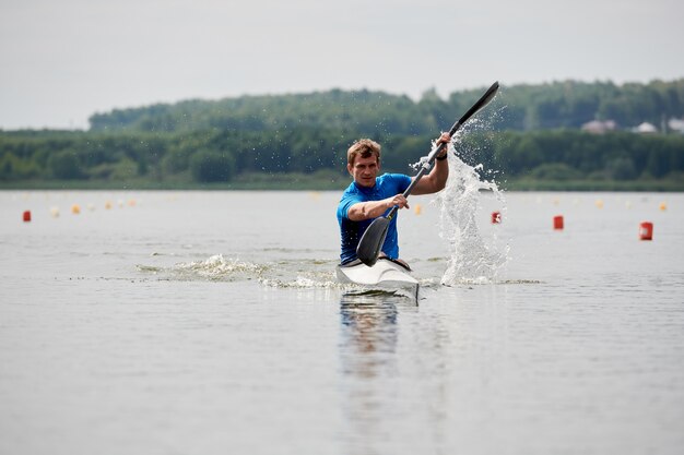 Kanovaren man op het meer