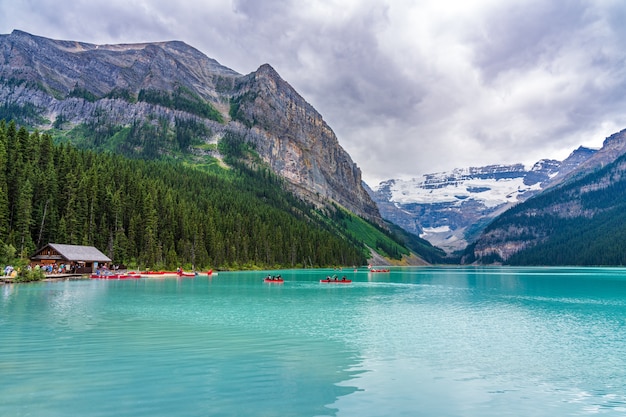 Kanovaren op Lake Louise in de zomerdag