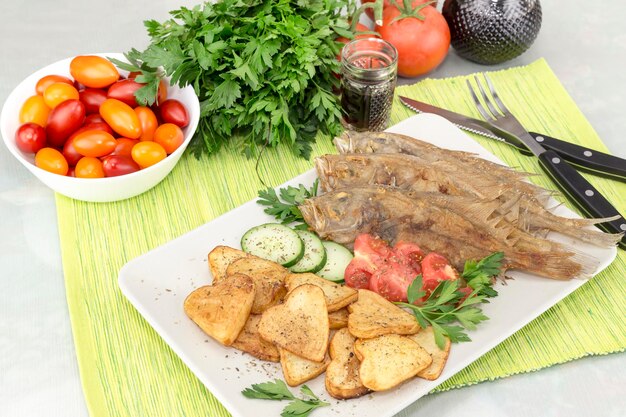 Kant-en-klaarmaaltijden Gebakken verse hete vistong met groenten en aardappelfrietjes op de tafelclose-up