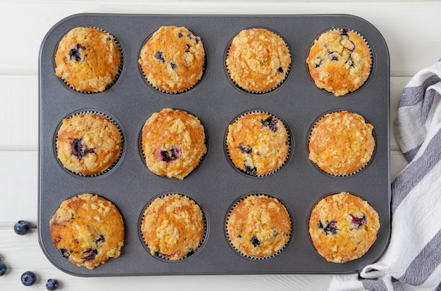 Kant-en-klare citroenmuffins met bosbessen en sjtreisel in bakvorm Recept stap voor stap