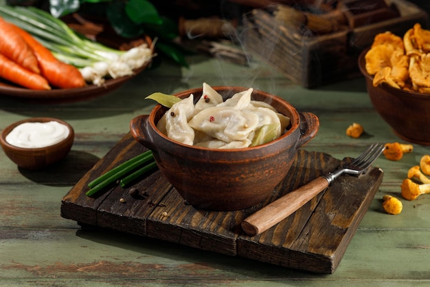 kant-en-klare dumplings in een bord op tafel gelegd.