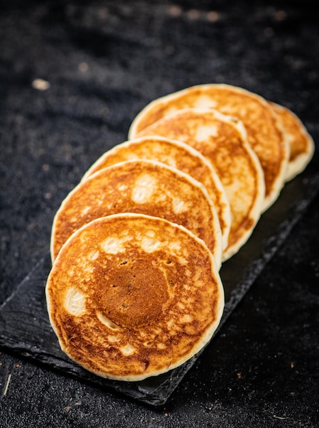 Kant en klare huisgemaakte pannenkoeken op een stenen bord