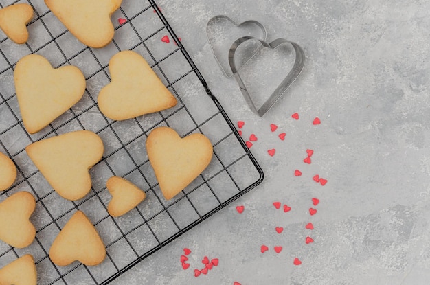 Kant-en-klare zandkoekkoekjes in de vorm van een hart voor Valentijnsdag Valentijnsdag voedselachtergrond Bovenaanzicht