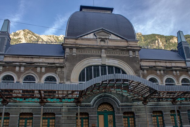 Kant van het oude station van Canfranc Huesca Spanje