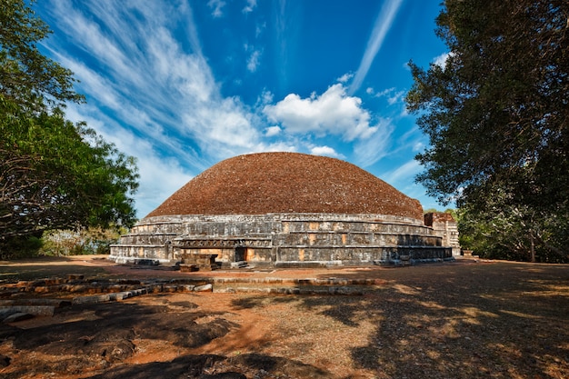 Photo kantaka chetiya ancient ruined buddhist daboga stupa in mihintale, sri lanka