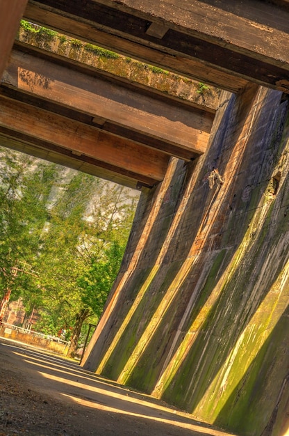 Foto kantelbeeld van straat onder brug